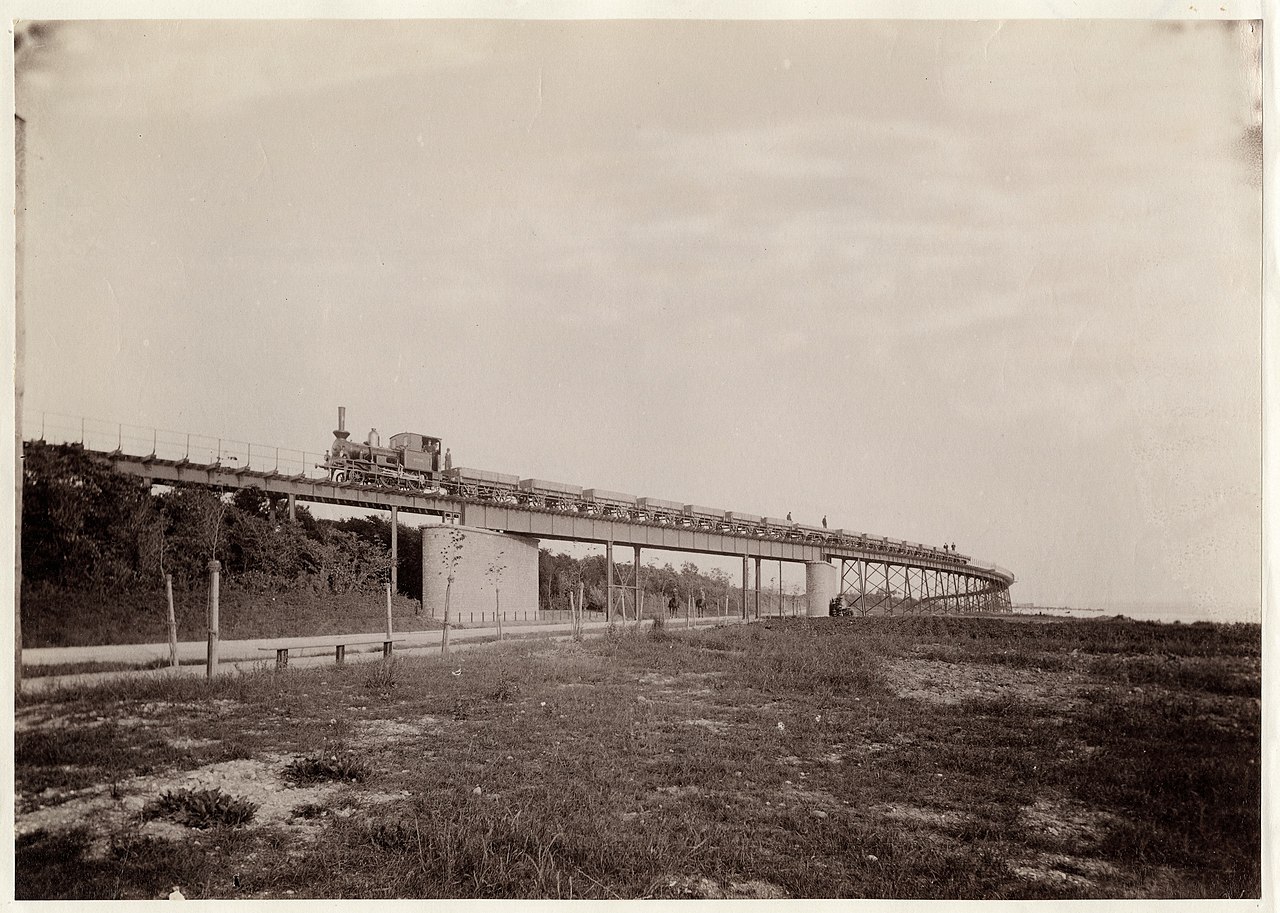 Järnvägsviadukten över Drottninggatan i Stockholm fotograferad omkring 1890
