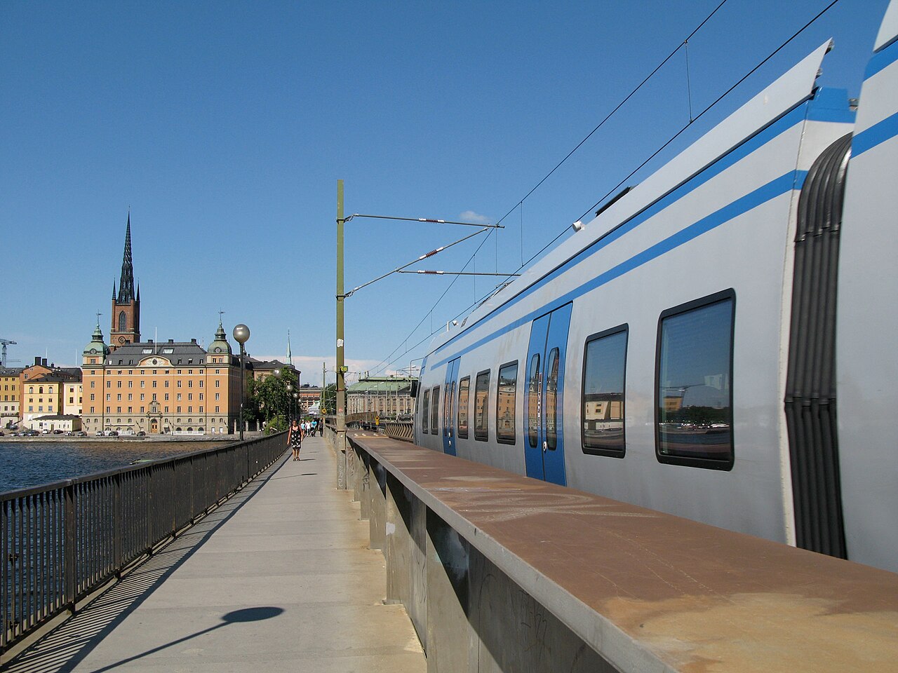 Stockholms pendeltåg X60 på Södra Järnvägsbron